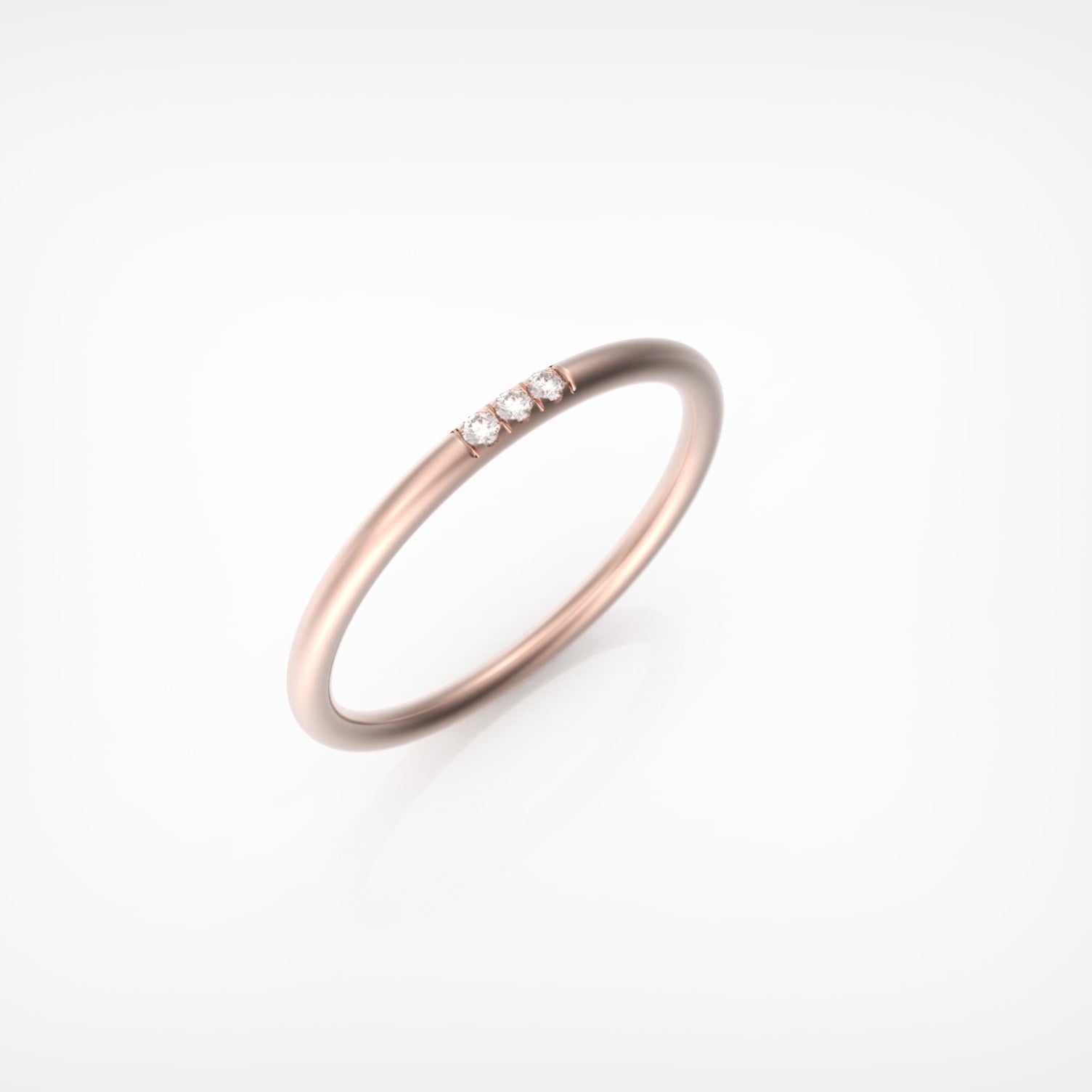 טבעת עדינה עם שלושה יהלומים מנצנצים