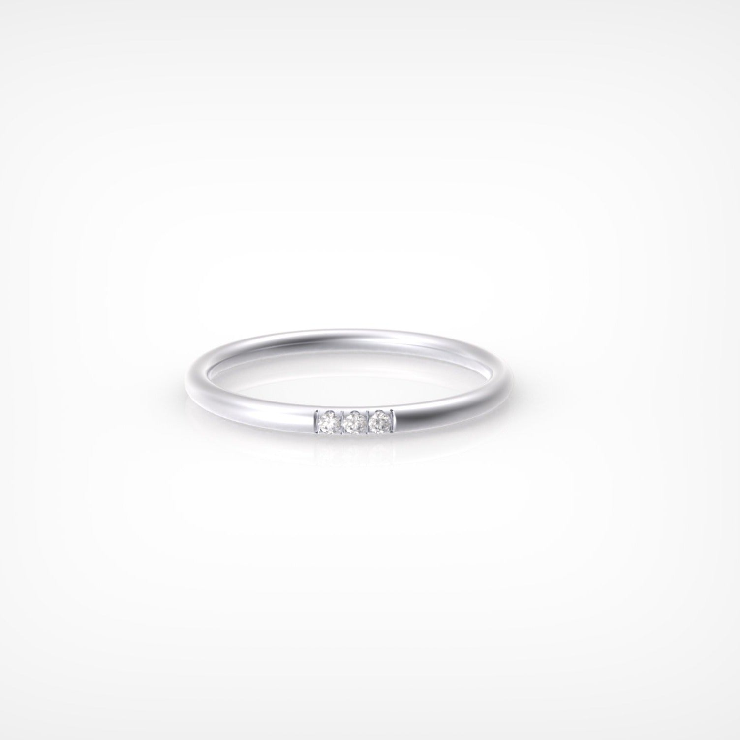 טבעת עדינה עם שלושה יהלומים מנצנצים