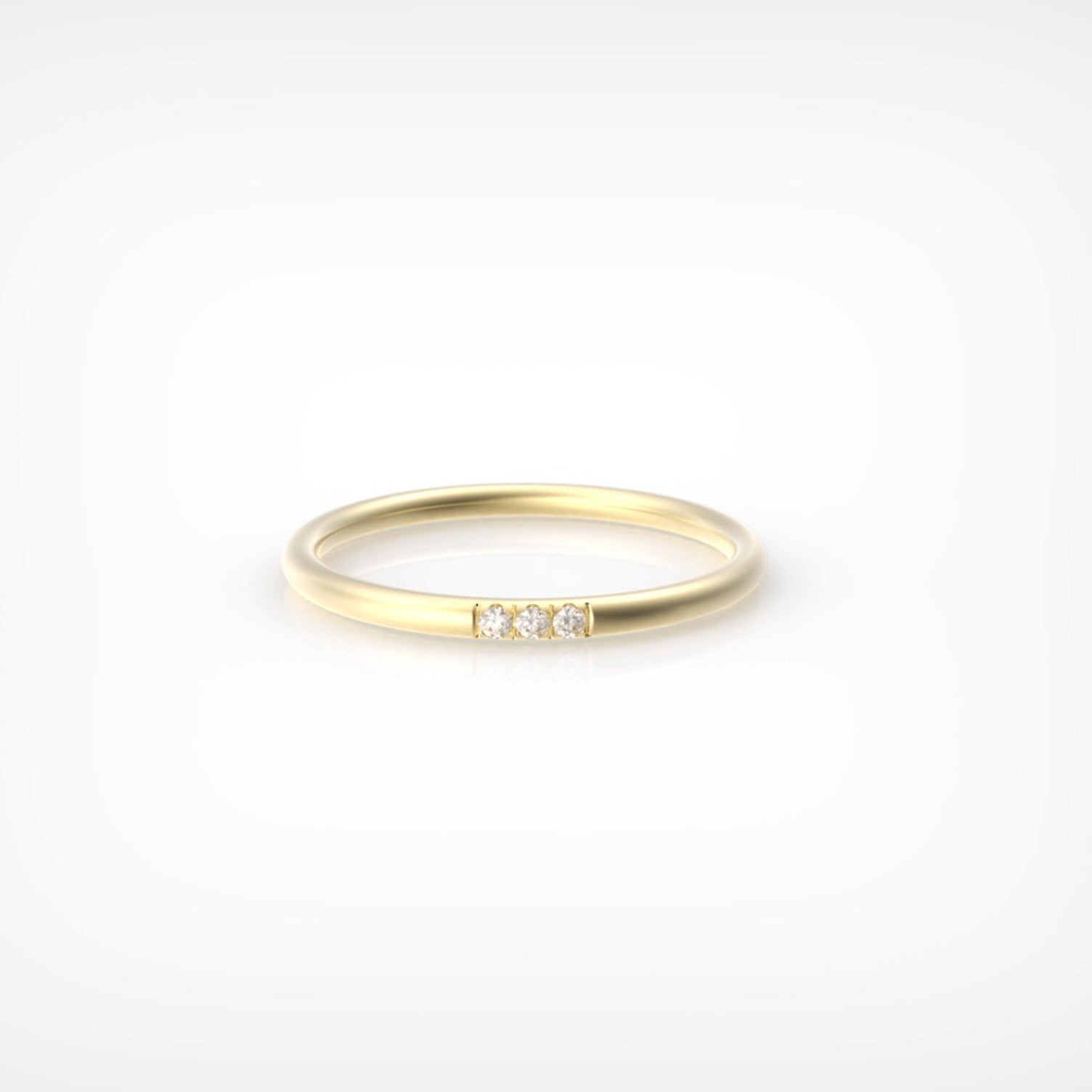 טבעת עדינה עם שלושה יהלומים מנצנצים