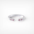 טבעת גאומטרית פתוחה עם רובי ויהלומים