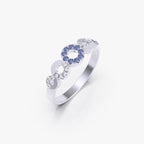 טבעת המעגלים עם ספיר כחול ויהלומים