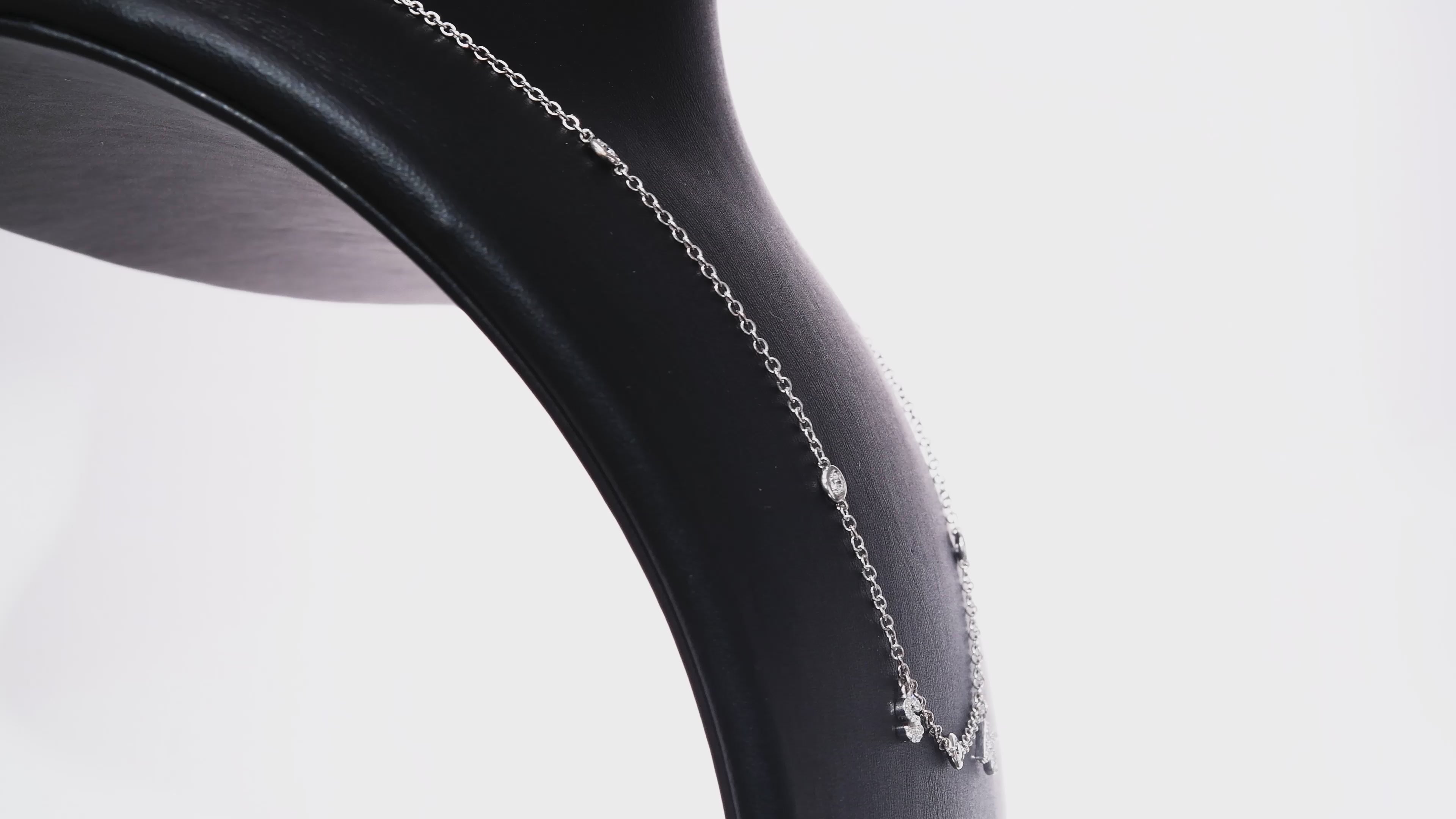 תליון אותיות ויהלומים עדין