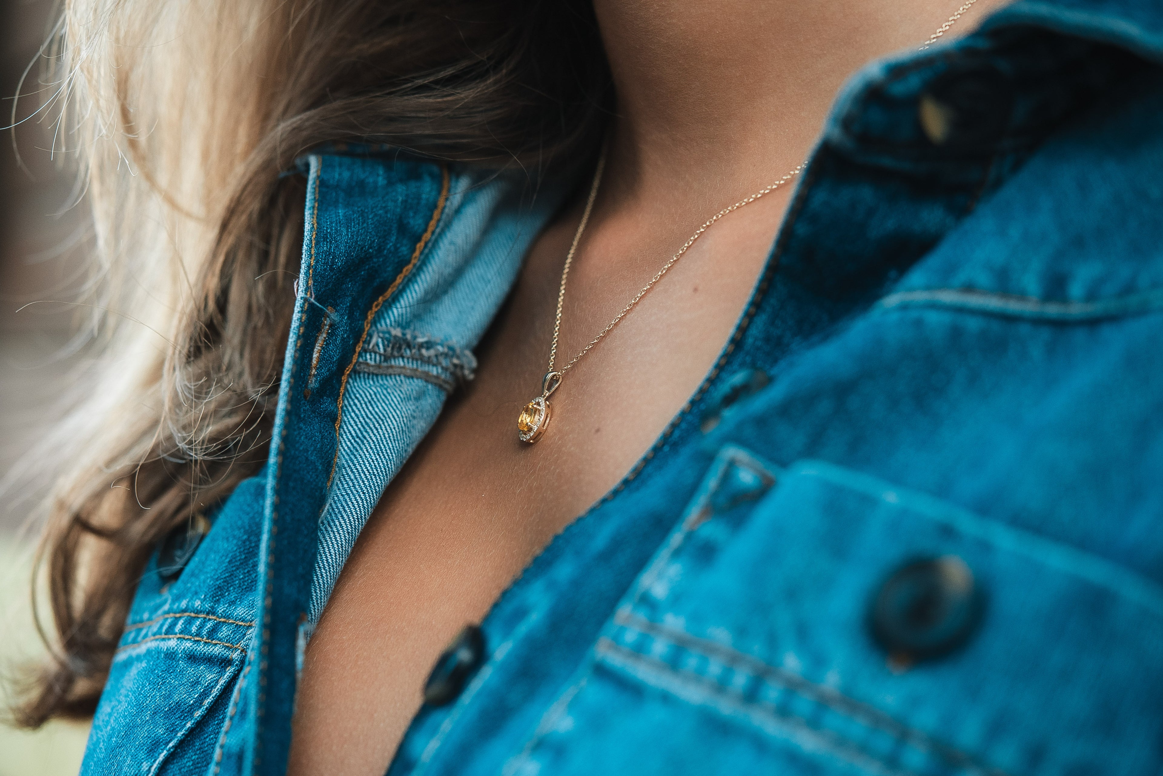 תליון ספיר צהוב אובל עם הילת יהלומים