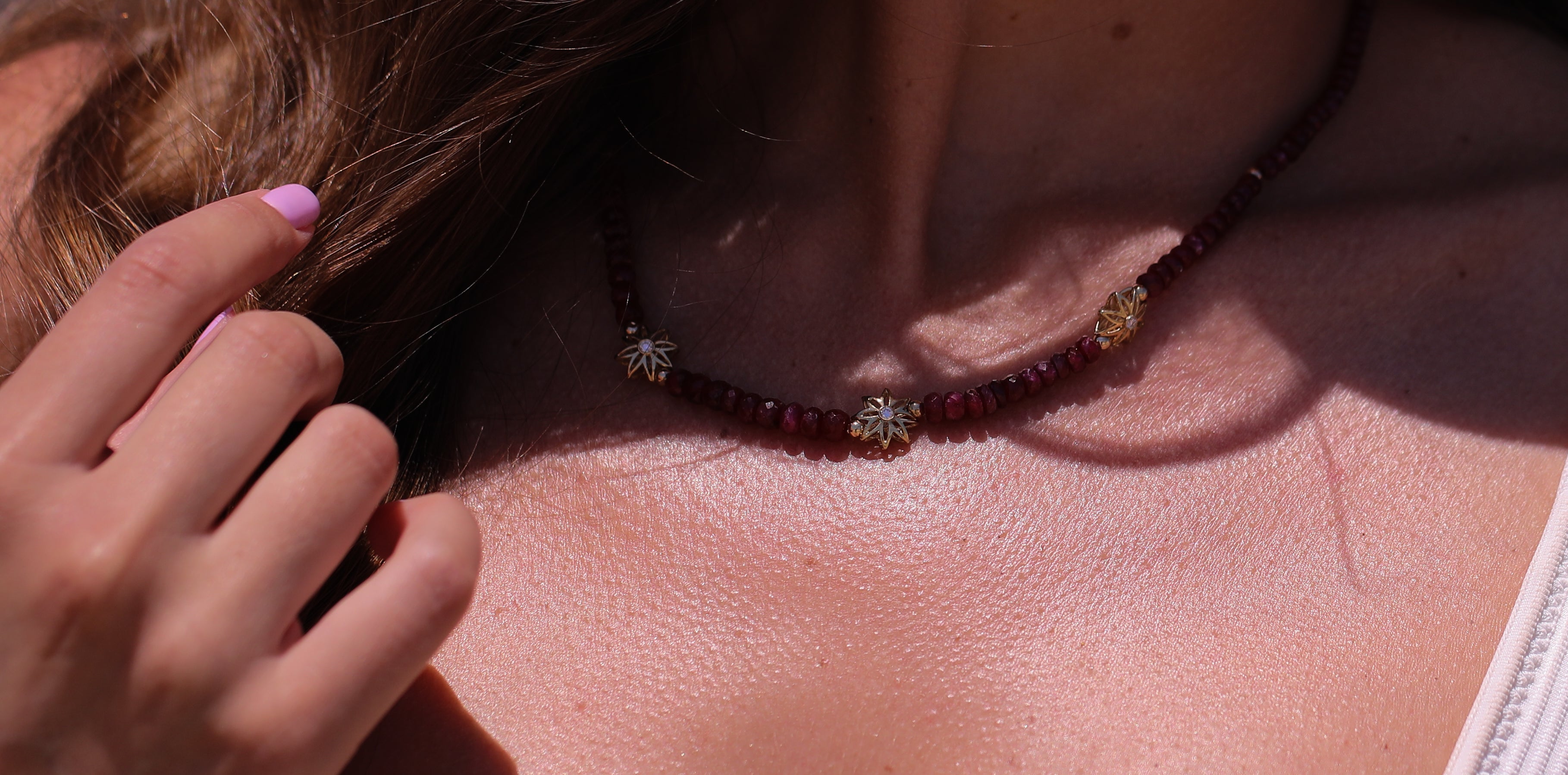 מחרוזת פרחי זהב יהלומים ואבני רובי